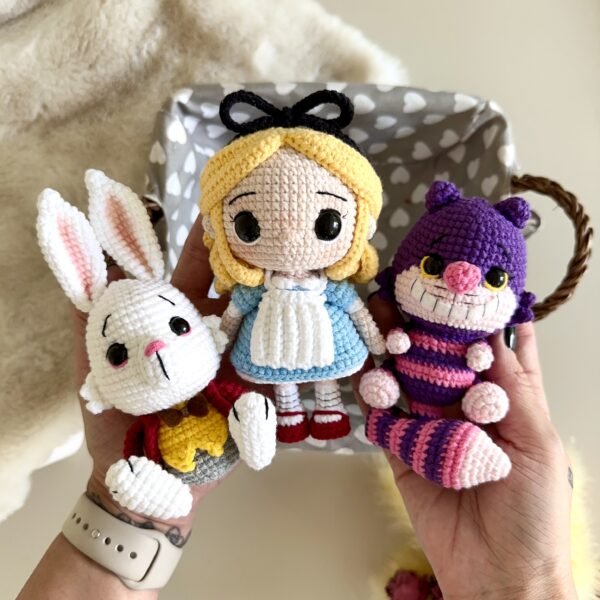 Alice, Cheshire e Coelho – Receita de Amigurumi em PDF